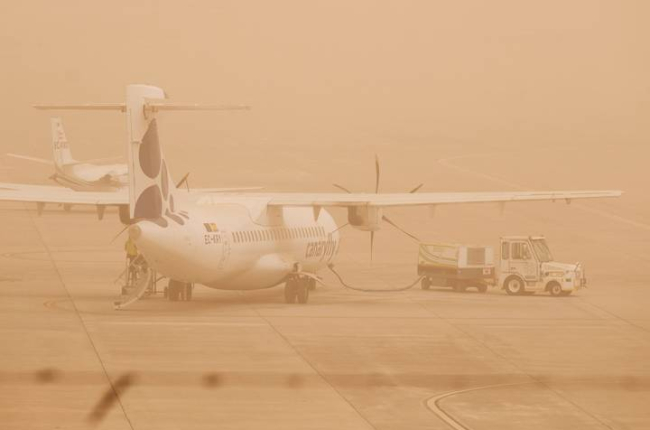 Aviones aparcados en el aeropuerto de Gran Canaria. ÁNGEL MEDINA G.