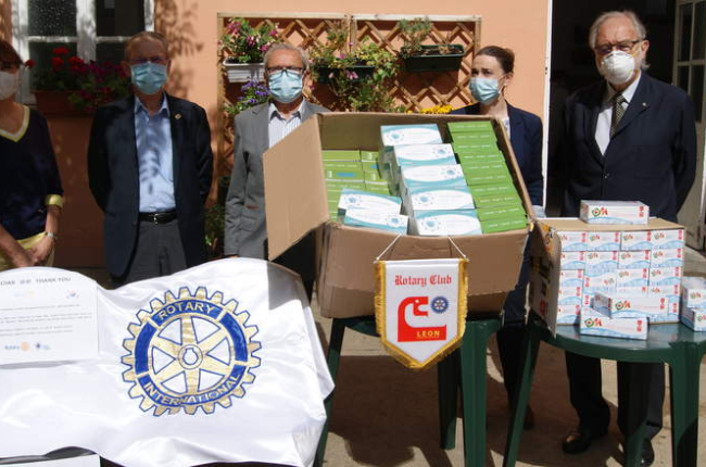 El Club Rotario de León entrega a Mensajeros de la Paz epis para sus residencias. DL