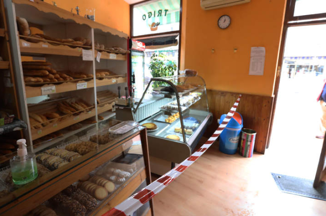 El establecimiento de venta de pan atracado está en el número 11 de la avenida de América. ANA F. BARREDO