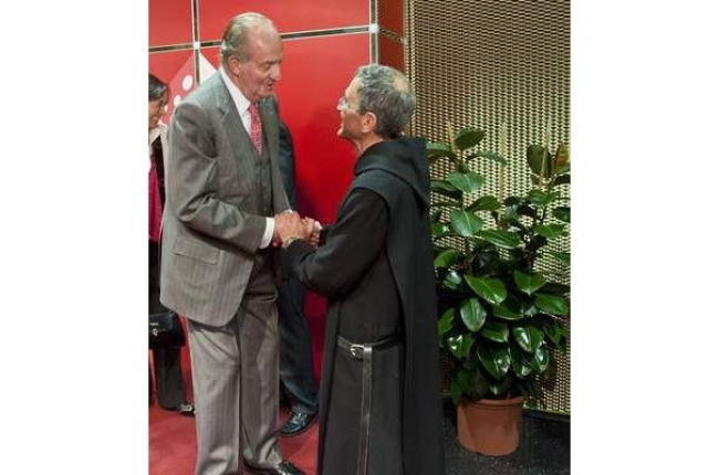 Su Majestad el Rey Juan Carlos I saluda al abad de Silos.