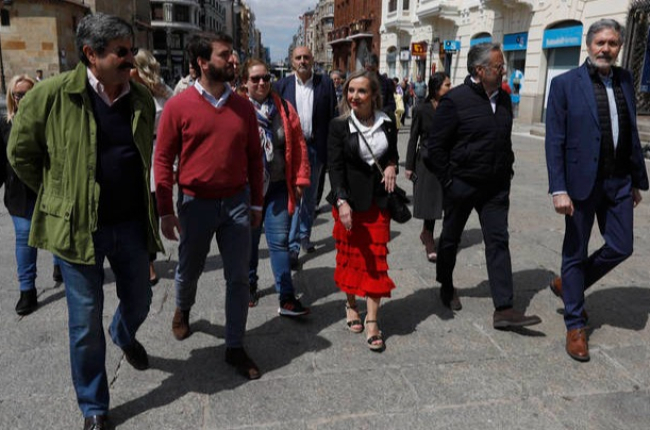 García-Gallardo con los candidatos de Vox en León. FERNANDO OTERO
