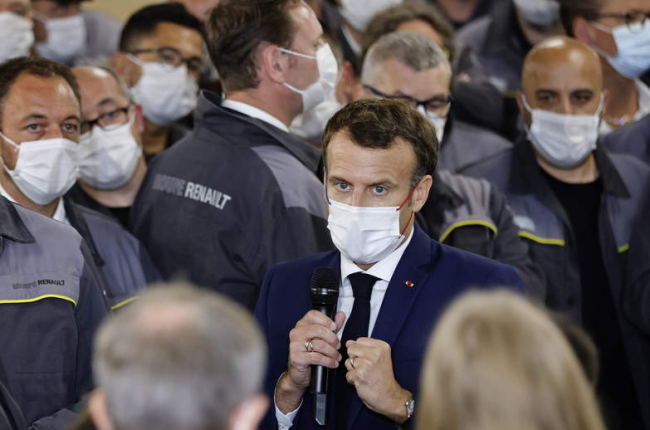 Macron, en una visita ayer a la factoría de Renault. LUDOVIC MARIN