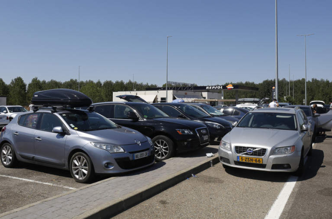 Vehículos de placas de países europeos estacionados ayer en las áreas de servicio de Palanquinos. FERNANDO OTERO