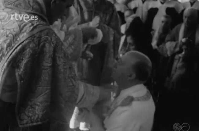 Franco recibe la comunión en Guzmán el 12 de julio de 1964. La Iglesia le dio a beber el vino sagrado en el Santo Grial