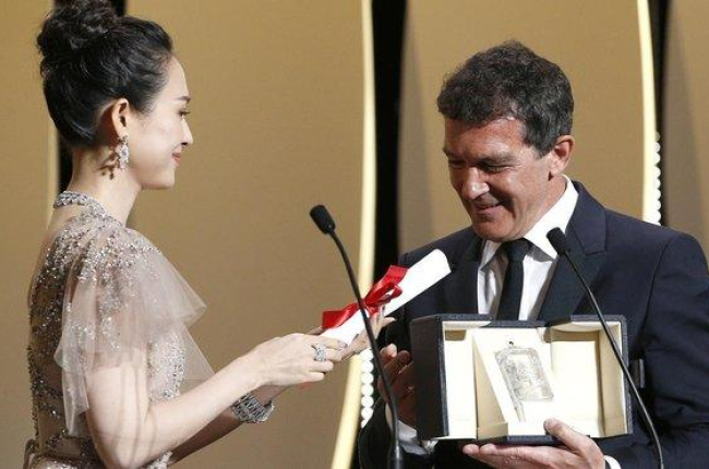 Antonio Banderas recibe el premio al mejor actor de Cannes.