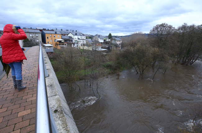 El río Boeza a su paso por Ponferrada, con un gran aumento de caudal debido a las últimas lluvias. CÉSAR SÁNCHEZ
