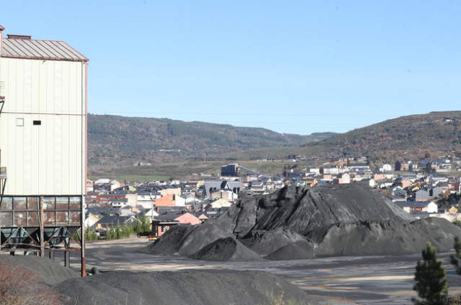 Vista del pozo Alicia de Fabero, donde se acumula un millón de toneladas de carbón. ANA F. BARREDO