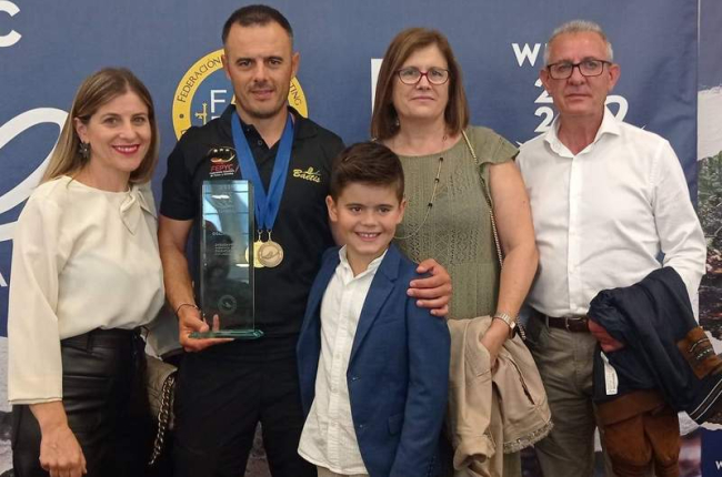 Rubén Santos Becerro con su trofeo y dos medallas mundialistas junto a su mujer, su hijo y sus padres. DL