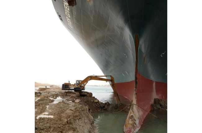 El barco encallado en la arena del canal de Suez. EFE