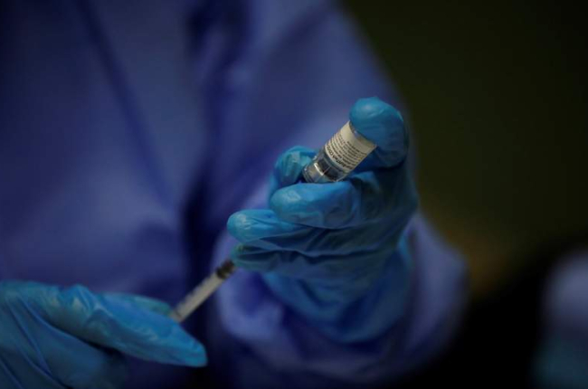 Las autoridades sanitarias instan a ponerse la vacuna de refuerzo. BIENVENIDO VELASCO