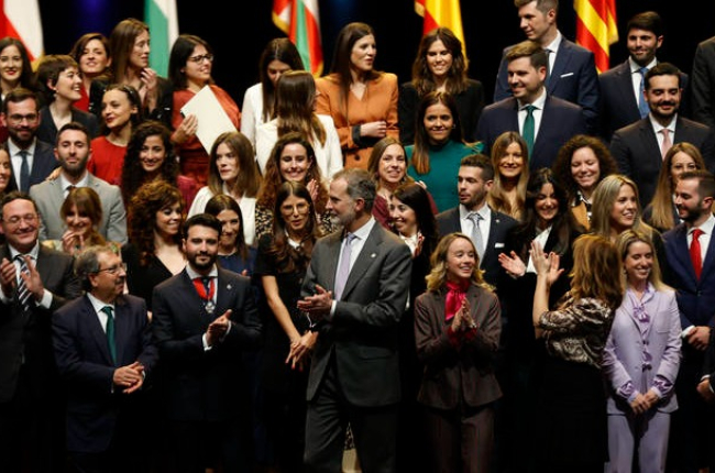 El Rey presidió la entrega de los despachos a los nuevos jueces en Barcelona. TONI ALBIR