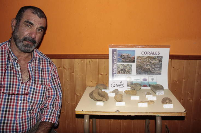 José Antonio Álvarez con algunos de sus fósiles. CAMPOS