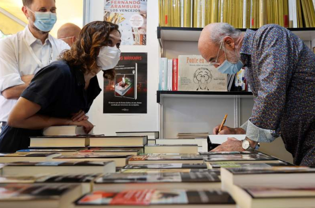 Isabel Díaz Ayuso con al escritor Fernando Aramaburu durante su visita el sábado a la Feria del Libro de Madrid. EMILIO NARANJO