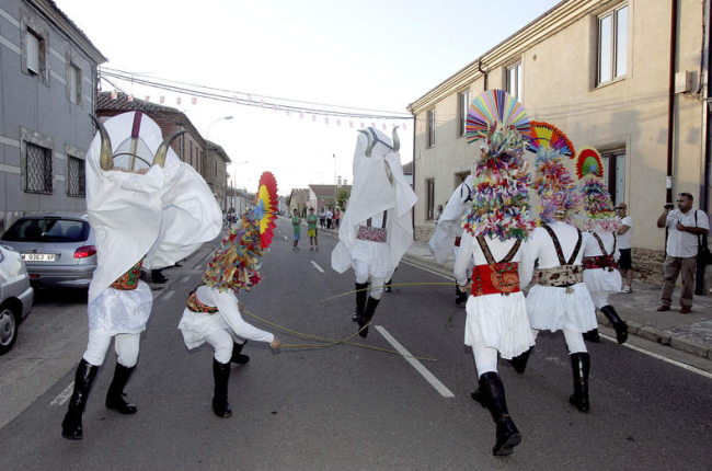 El desfile de antruejos tradicionales reúne a unos 150 participantes que dan vida a personajes ascentrales.
