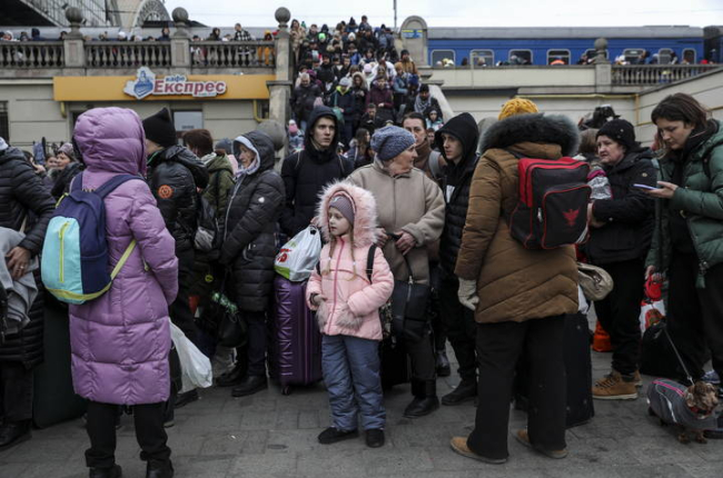 Refugiados ucranianos en la estaciónde tren de  Lviv tratan de salir de Ucrania. MIGUEL A. LOPES