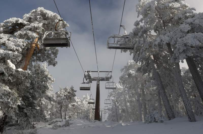 La estación de esquí de Navacerrada cerrada ayer por el fuerte viento. MARISCAL