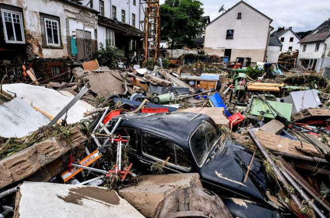 Escombros de las casas arrasadas cubren las calles de la localidad de Schuld tras la fuerte crecida del río Ahr. SASCHA STEINBACH