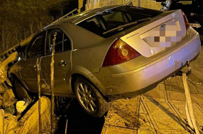 Estado en el que quedó el coche, empotrado contra la valla en la avenida del Sil. POLICÍA MUNICIPAL