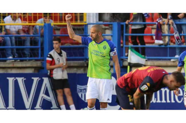 Yuri celebra el gol del empate ante el Extremadura, su cuarta diana de la temporada, tras transformar el penalti cometido por Casto sobre Kaxe. josé MANUEL ROMERO