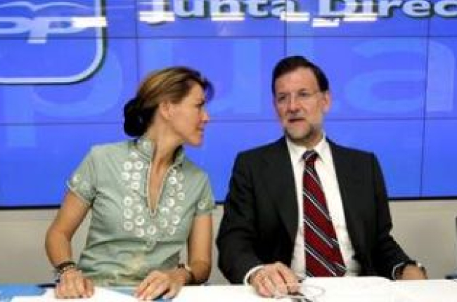 Rajoy, acompañado de la secretaria general, durante la Junta Directiva Nacional del Partido Popular