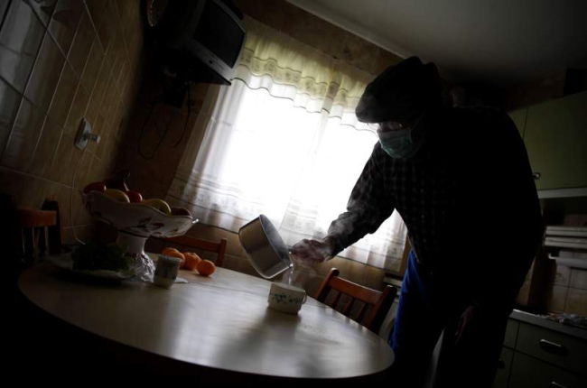 Imagen de un hombre en la cocina de su casa. CABALAR