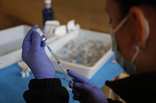 Comienzan a administrar la vacuna de Jansen en el Palacio de Exposiciones de León. F. Otero Perandones.