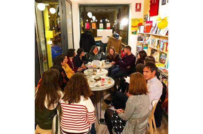 Una de las reuniones de El Club de la Tribu en el Sputnik-Librería Café de la capital leonesa. DL