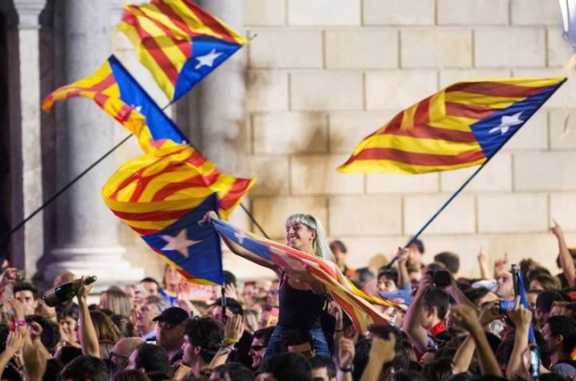 Unas seis mil personas se han concentrado esta tarde en la Plaza de Sant Jaume de Barcelona, ante el Palau de la Generalitat, sede del gobierno catalán, para festejar que el Parlament ha declarado de forma unilateral la independencia de Cataluña.
