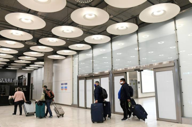 Familias se reencuentran en la terminal 4 del aeropuerto Adolfo Suárez en Madrid. VÍCTOR LERENA