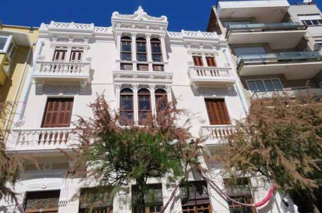 Imagen reciente de la Casa Villarejo, con la fachada restaurada y pintada de vistoso color blanco. DL