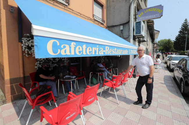 Julio Suárez cerrará el día 31 de agosto el bar-restaurante Langreano después de 71 años. ANA F. BARREDO