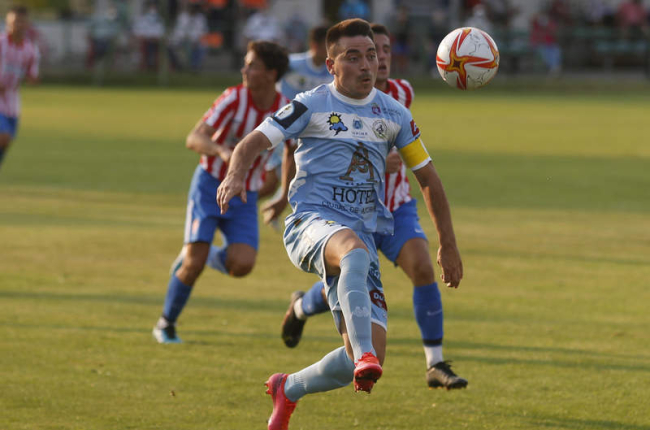 Diego anotó los tres goles del Astorga. FERNANDO OTERO