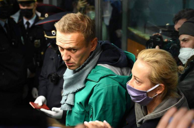 Navalni y su esposa, en el momento de su detención en Moscú. RE