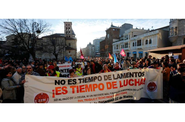 La entrada de la columna Noroeste ayer en la plaza de Botines de León, donde unas 300 personas escucharon los argumentos de las Marchas de la Dignidad que confluirán el próximo día 22 en el centro de Madrid.