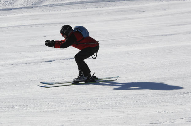 Un esquiador desciende por una de las pistas de la estación de San Isidro. JESÚS F. SALVADORES