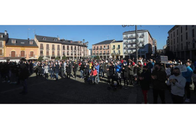 Momento de la concentración de hosteleros, ayer, a las puertas del Ayuntamiento. ANA F. BARREDO