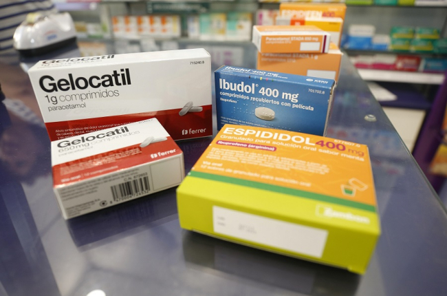 Medicamentos con ibuprofeno y paracetamol en la farmacia Balado. F. Otero Perandones.