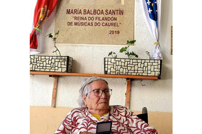 María Balboa Santín, bajo la placa que le dedicaron. DL
