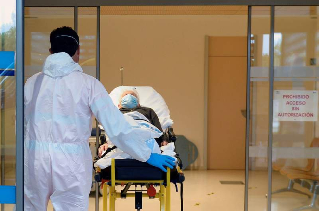 Un paciente con coronavirus entra por urgencias a un hospital. NACHO GALLEGO