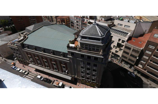 Vista aérea del edificio del Teatro Emperador, que lleva cerrado desde 2006. RAMIRO