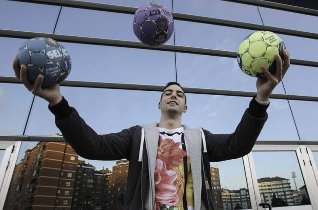 El jugador asturiano tiene tres alternativas para su futuro: León, Pamplona y Gijón.