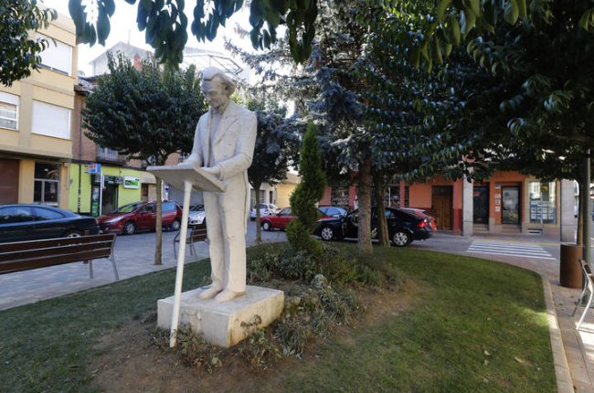 Escultura de Odón Alonso en La Bañeza