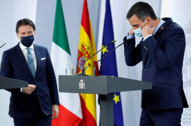 El presidente del Gobierno, Pedro Sánchez, y el primer ministro italiano, Giuseppe Conte, ayer en el Palacio de la Moncloa CHEMA MOYA
