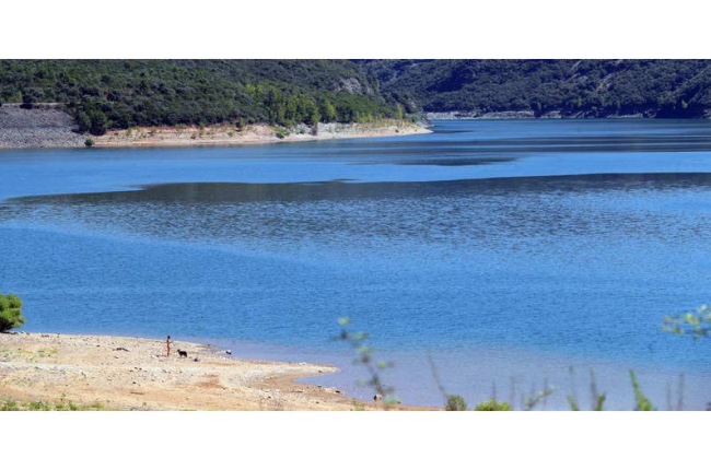 Aspecto que presentaba ayer lunes 16 de agosto el agua embalsada en el pantano de berciano de Bárcena. ANA F. BARREDO
