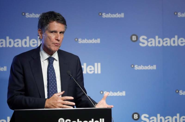 El consejero delegado del Banco Sabadell, Jaume Guardiola, ayer en la presentación. J.J. GUILLÉN.
