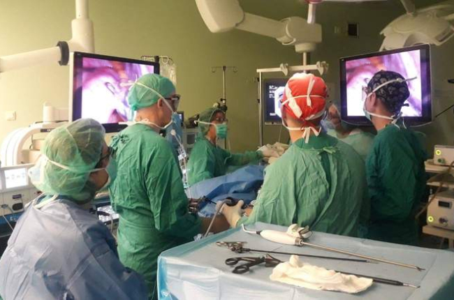 Una intervención quirúrgica en el Hospital de León. DL