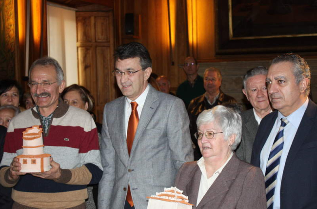 Un momento de la entrega de premios, que tuvo lugar en la Diputación, e imágenes de los dos edificios distinguidos