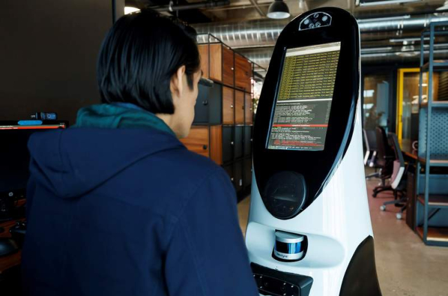 El robot chequea a un ciudadano en busca de síntomas de coronavirus. JOSÉ MÉNDEZ/EFE