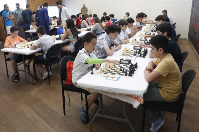 Partidas de ajedrez de jóvenes talentos de la pasada edición del Magistral de León. FERNANDO OTERO