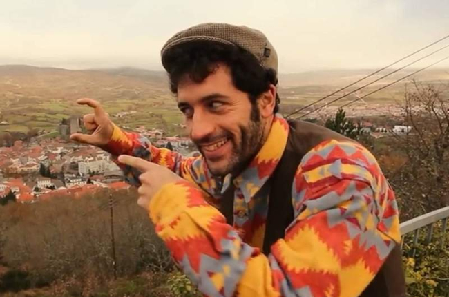 El cineasta Luís Pedreira, portugués pero residente en León, también es cantautor. YOUTUBE